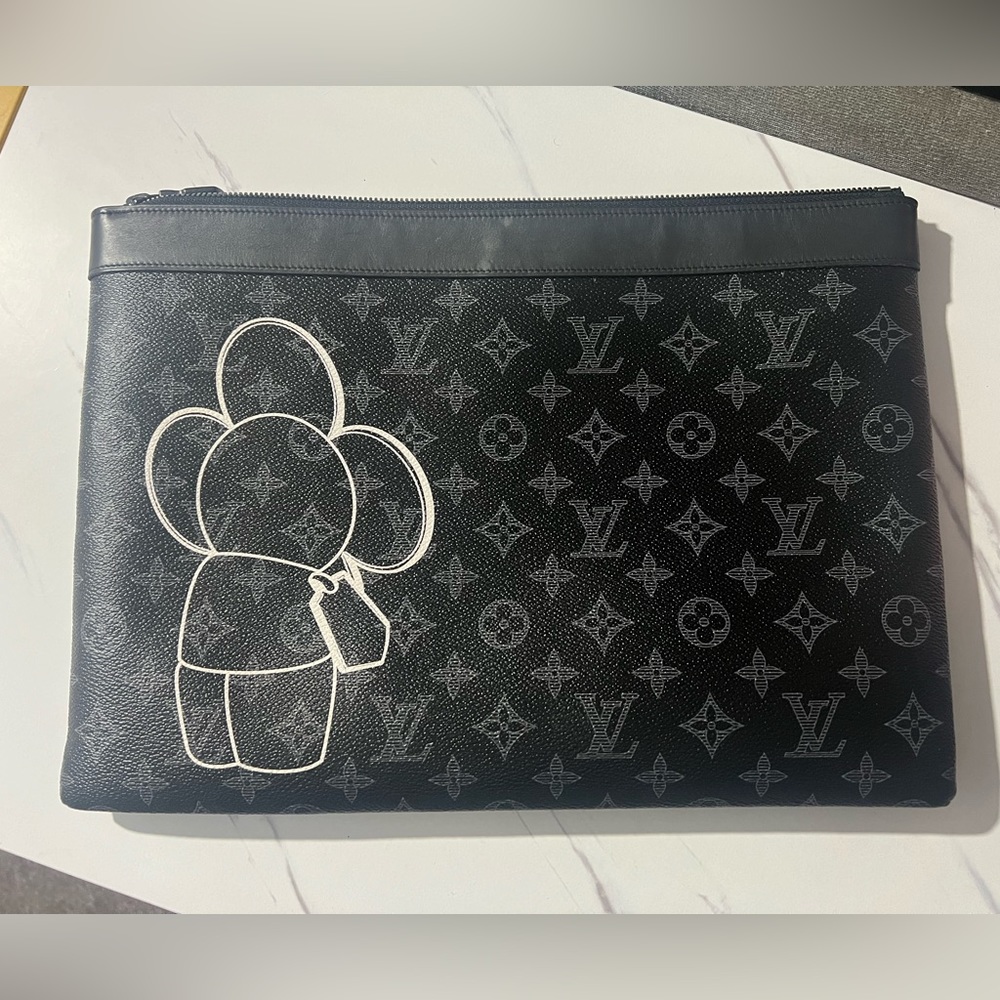 LV limited edition Clutch
